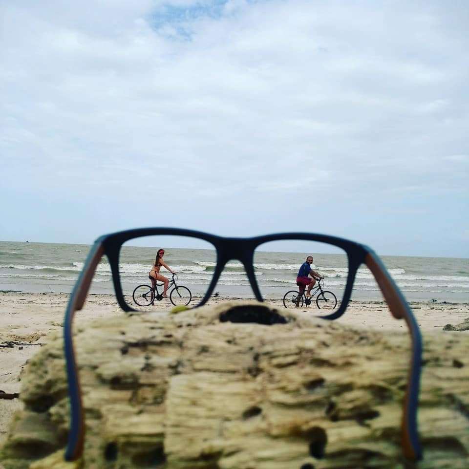 очки на песке