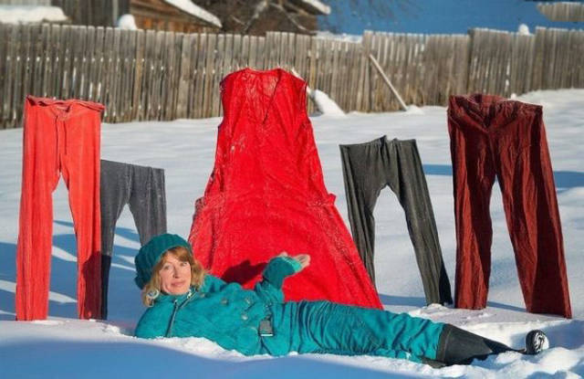 женщина лежит на снегу