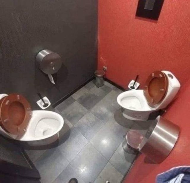два унитаза в одном туалете