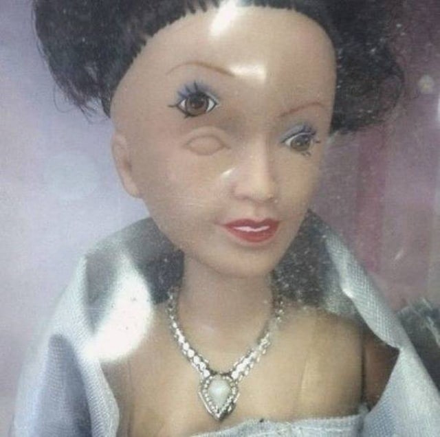 кукла с глазом на лбу