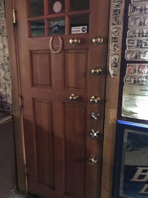 необычная дверь
