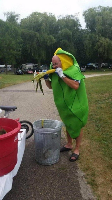 мужчина в костюме кукурузы