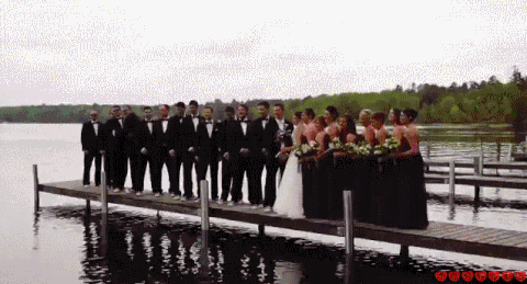 гости на свадьбе падают в воду