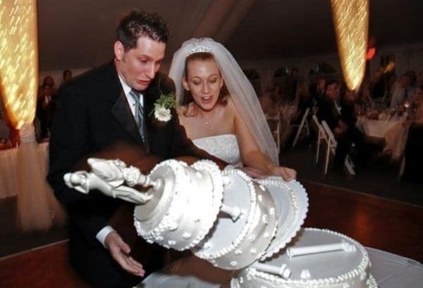 жених и невеста роняют торт