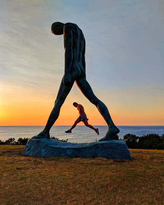 скульптура "идущего" в австралии