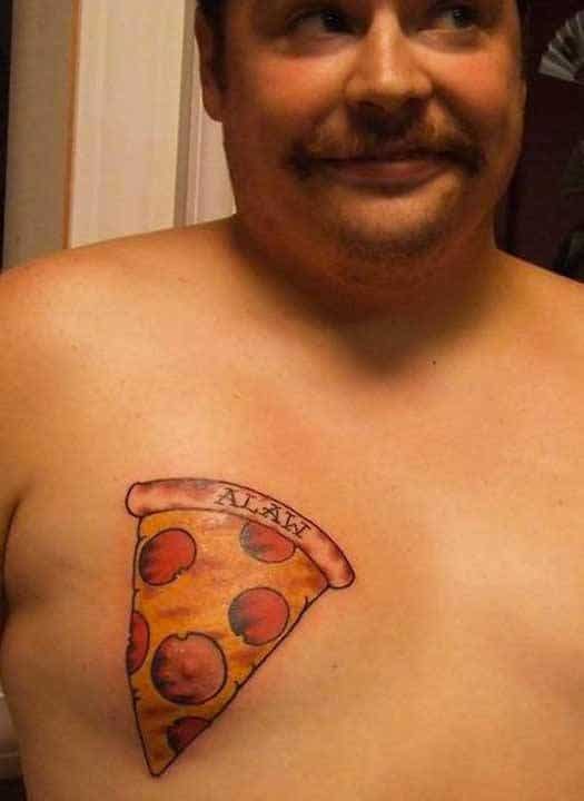 мужчина с тату пиццы на груди
