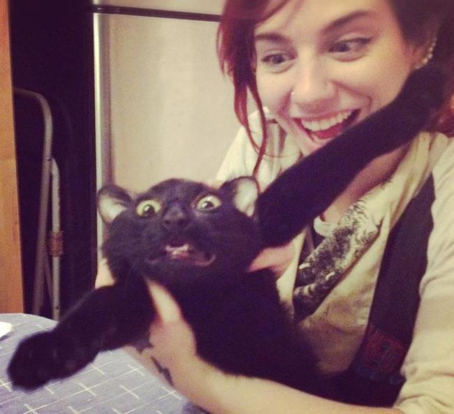 девушка с черным котом на руках
