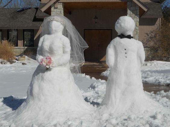жених и невеста из снега