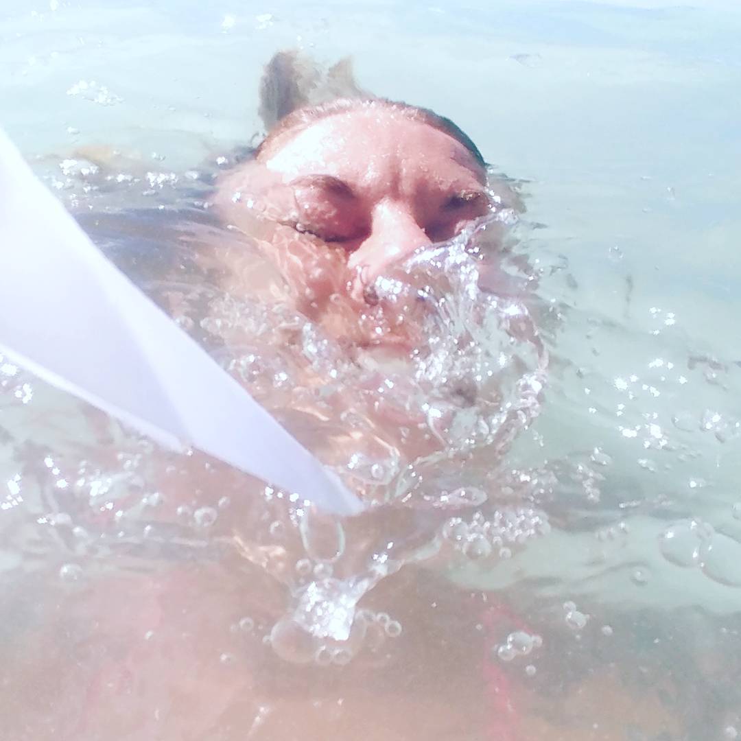 женщина под водой в бассейне