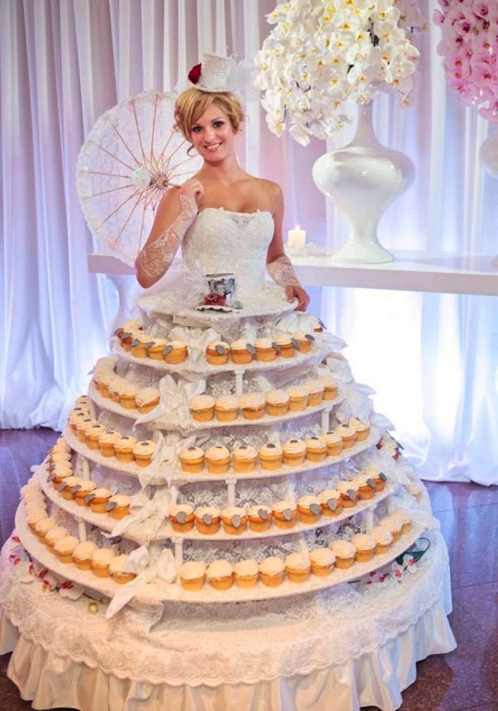 Невеста в платье с кексами