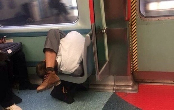 мужчина спит в общественном транспорте