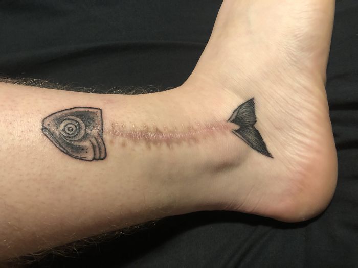 татуировка в виде рыбьего скелета