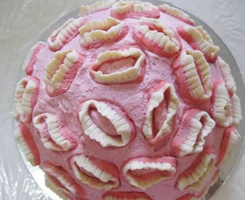 розовый торт с зубами