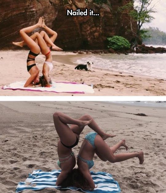 девушки в позе из йоги на берегу