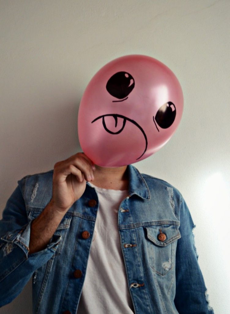 парень с розовым воздушным шариком