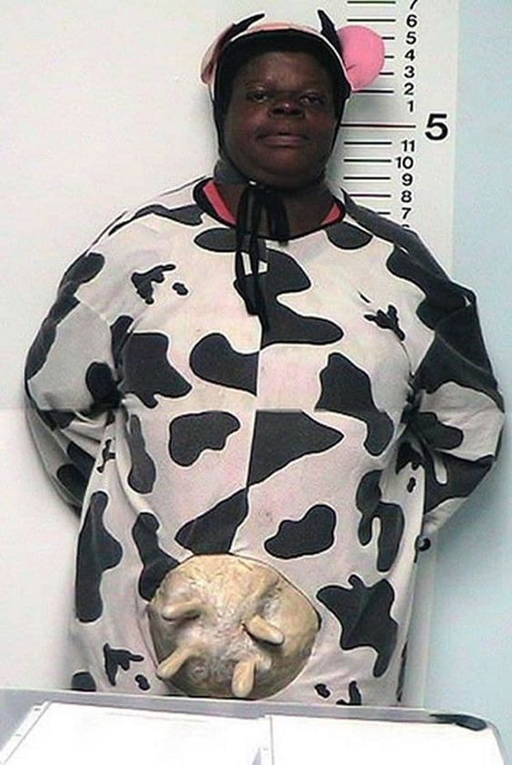 чернокожий мужчина в костюме коровы