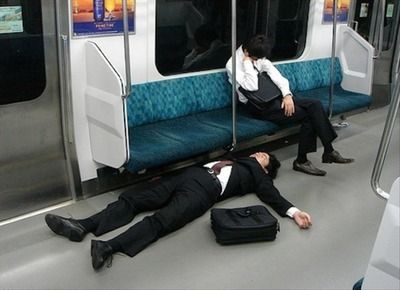 мужчины спят в метро