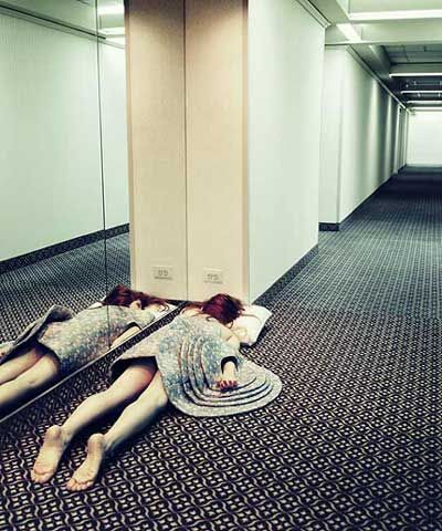 девушка спит в коридоре