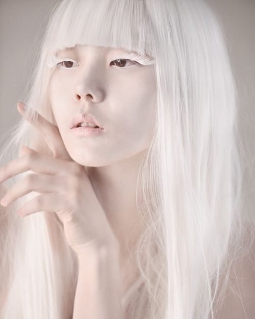 Девушка альбинос с длинными волосами
