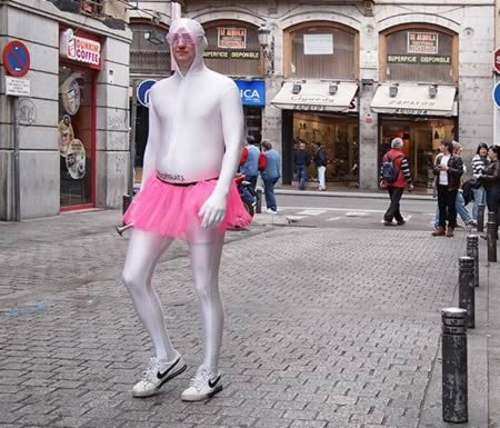 мужчина в розовой юбке идет по улице