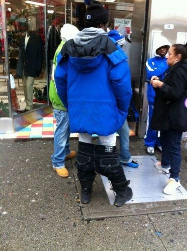 парень в синей куртке со спущенными штанами