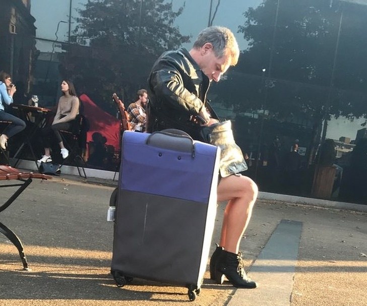 мужчина с чемоданом