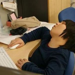 парень спит перед компьютером