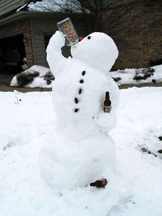 снеговик с банкой пива