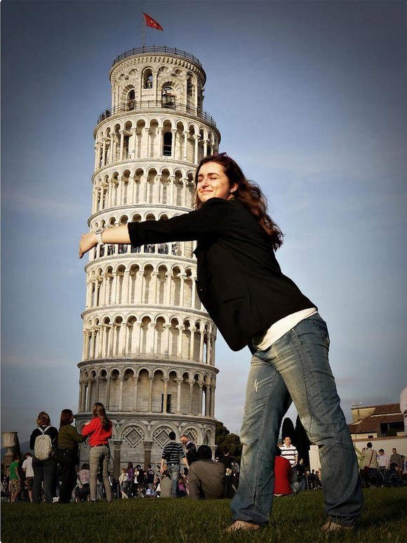 девушка обнимает пизанскую башню