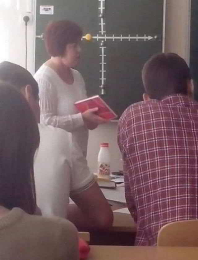 учительница возле доски