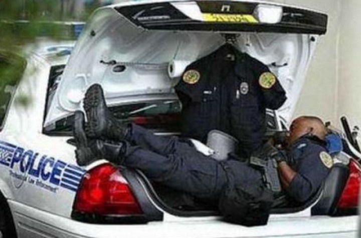 полицейский спит в багажнике авто