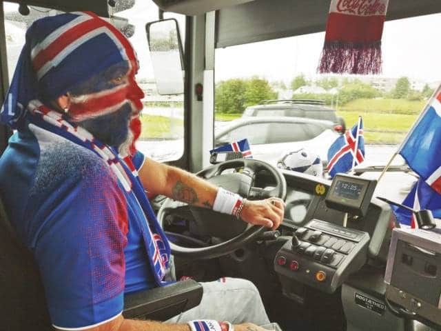 водитель автобуса с раскрашенным в цвет флага лицом