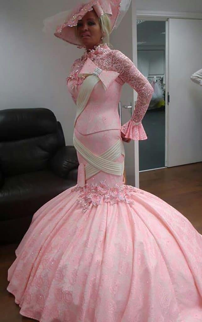 Женщина в розовом свадебном платье