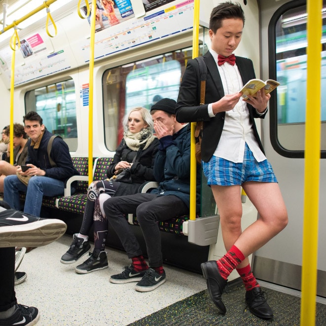 парень в вагоне метро без штанов