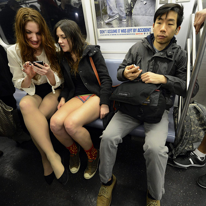 девушки без штанов в метро