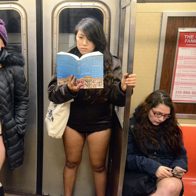 девушка читает книгу в метро