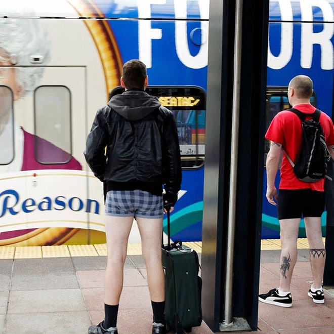 мужчина в нижнем белье в метро