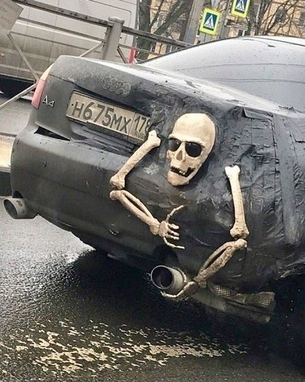 скелет на багажнике авто