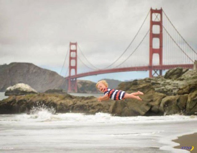 малыш падает в воду на фоне золотого моста в сан-франциско