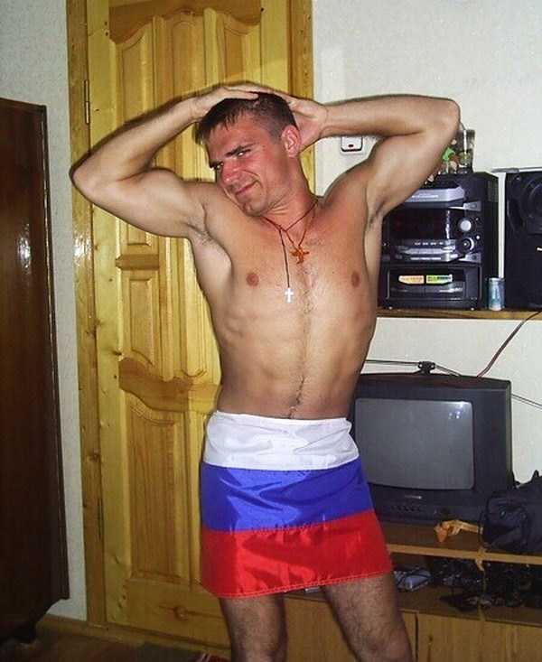 парень с флагом россии на талии