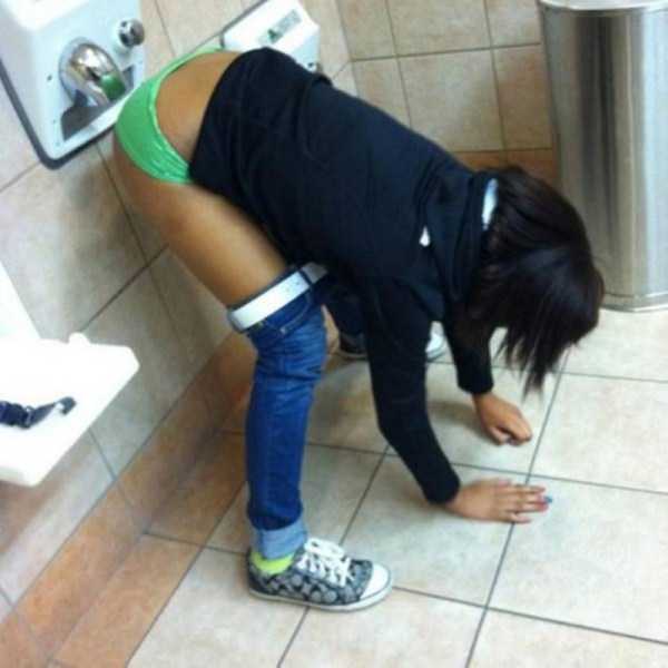 девушка сушит трусы в туалете