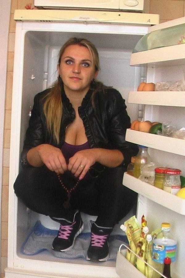 девушка в холодильнике