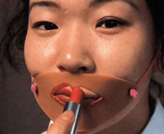 девушка красит губы через трафарет