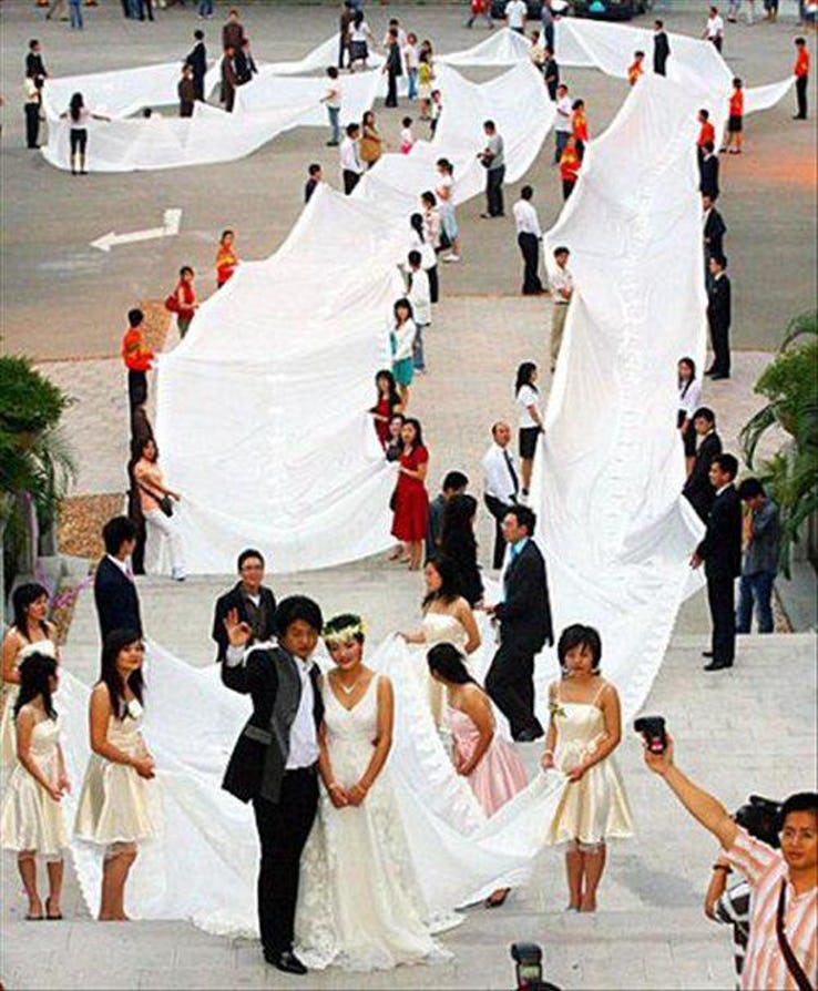 Девушка в свадебном платье с длинным шлейфом