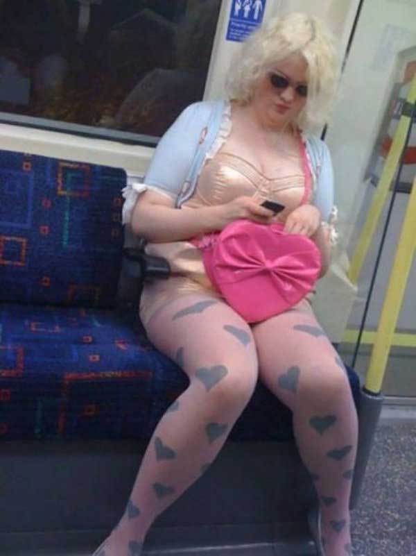 блондинка с розовой сумкой в метро