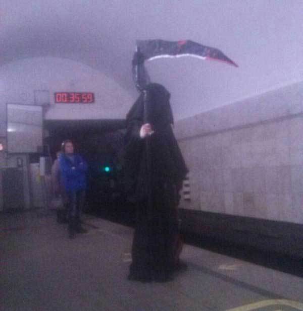 смерть с косой в метро