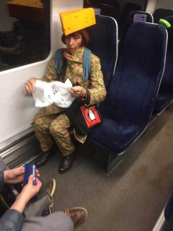 женщина с сыром на голове в метро