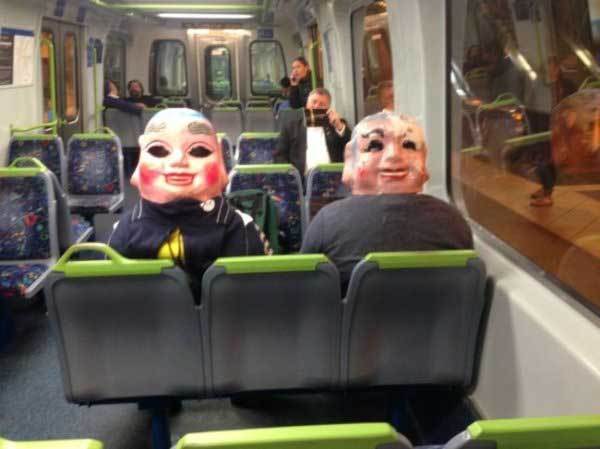 люди в масках в метро