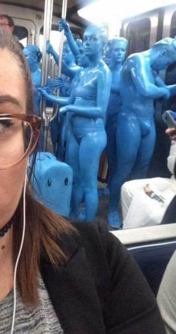 люди в синих костюмах в метро