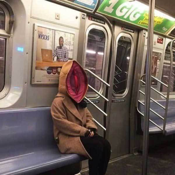 женщина в пальто в метро